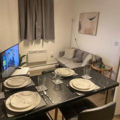 2 bedrooms apartment next to Arndale Shopping