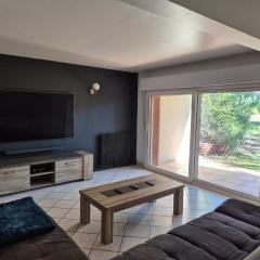 Calme et paisible maison au milieu de la foret