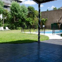Casa Amplia 5 personas Con Pileta, Amplio Jardin y Parrilla Zona Muy Tranquila en Tigre Centro