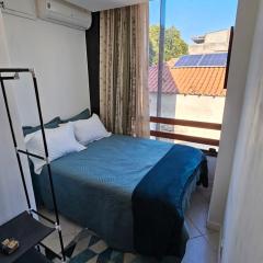 Quarto Plutão - banheiro privativo e ar condicionado