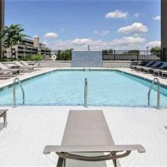 The Nash Luxe, Pool, Gym, Nightlife!