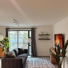 The 411 - Cape Town Modern Apartment with Table Mountain Views