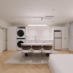 Siena-family suite free pickup late checkin and checkout 1 minute from deoksugung palace wagon rental