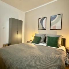 Stylish City Apartment mit Beamer & Balkon Zentral