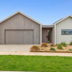 Duneview Luxe Ocean Grove Sleeps 8, 4 bedroom, aircon,heating throughout, Designer quality, Perfect wedding stay, family friendly, Beach, Park, Shops