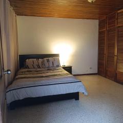 Habitación con baño, parqueo y seguridad