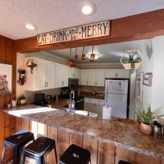 Cozy 2 Bedroom Condo with View of Mtn 10 min Walk 2 Slopes