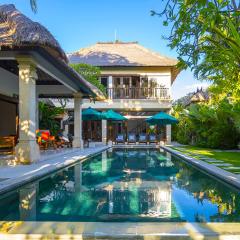 Villa Intan Seminyak - Large swimming pool - Beautiful garden - Spacious and quiet