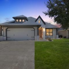 Relaxing College Station Retreat with Hot Tub home