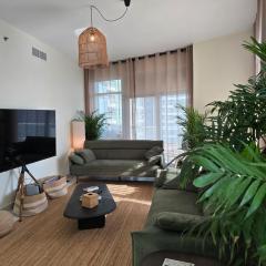 Private 2BR Oasis with Jacuzzi, Massage Chair, PS5, Steps Away From Opera, Dubai Mall, Dubai Fountains