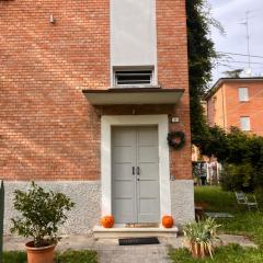 ROSSENA HOME tranquillo appartamento, con giardino, vicino al centro ed all'Ospedale Santa Maria Nuova SMN