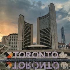 Central Toronto Retreat - Steps to Eaton Centre and Dundas Square