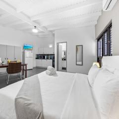 Two Person Getaway - 2 Minutes to Palm Beach