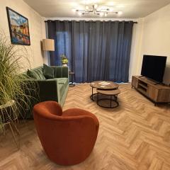 2 Bedroom City Centre garden flat with Secure Parking