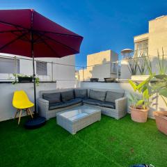 דירת גג חדשה ליד הים והשוק Vip