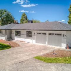 Vogel Vacation - Spacious Secluded, Hot Tub & Game Room