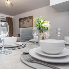 Holly - Telford - With Parking - Sleeps 8