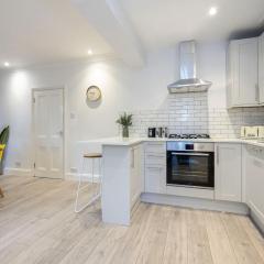 Spacious 3-Bed Period Home Near Bath Road