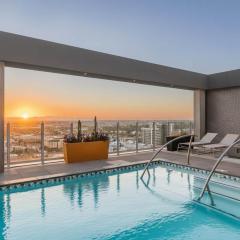 Boulevard Stays Highrise 1BR Retreat Gym Pool & Free Parking