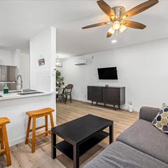 Comfy Montrose Flat Near Midtown Games Desk WiFi