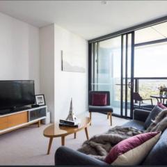 L19 Spacious Apt, Wi-Fi, Parking by Stylish Stays