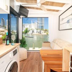 Tiny Home in the heart of Broadbeach - River Skyline Views