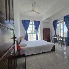 Beachfront City Escape Sunset Balcony AC WiFi