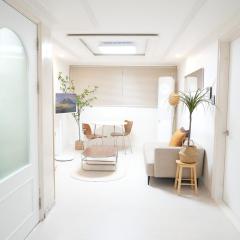 겨울에도 따뜻한 3룸 숙소 넓은 거실 모임 가능 아차산역 도보 4분 롯데월드 어린이대공원 근처 1월 2월 소주 및 간단 안주 이벤트 7일 이상 오프 픽드롭 서비스