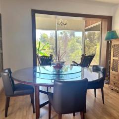 Stay in center of Amman, spacious and bright in a diplomatic neighbourhood