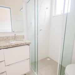 Apto c/ ar e churrasqueira, 350m da Praia Mariscal