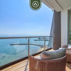 Luxury Oceanfront 3 BR Condo with Balcony