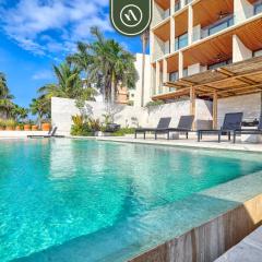 Luxury 4BR Oceanfront Condo - Private Beach - Pool