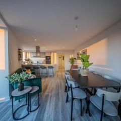 Luxury 3BR Apt Sleeps 10, Wembley & Park Views