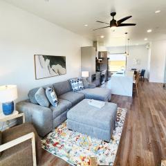 New Townhouse! Hot Tub! Dog Friendly! Short Walk to the Beach! Rainshadow Retreat