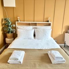 Studio La Petite Oasis - idéal couple - lumineux - calme - 10min à pieds du centre ville & de la plage - balcon exposé sud - 2km du Centre Juno Beach - stationnement & wifi gratuits