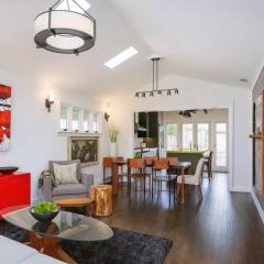 Modern 2 Bedroom Venice Bungalow with Deck