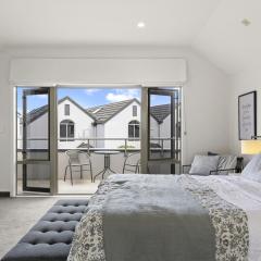 Modern apartment with stunning views near lake