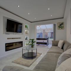 Modern Medway Getaway - Pool table - Ice Hockey - Table Tennis