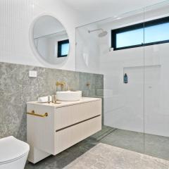 Deluxe 4-Bed Home with Pool & Fire Pit