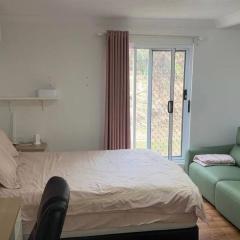 UQ master room for 3 people with back yard U2