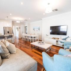 The Lake House - Spacious Group Haven by the Bay