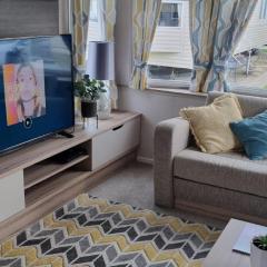 Stunning 6 Berth Caravan At Marine Holiday Park, Rhyl Ref 16191M