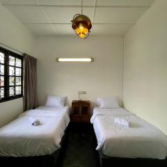 Cozy Twin Bedroom Homestay in Shared Bungalow SS2 PJ