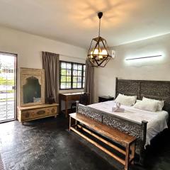 Cozy Homestay King Bed withBalcony in Shared Bungalow SS2 PJ