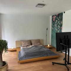 Separate Area mit Schlafzimmer und Badezimmer