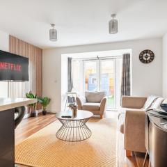 Spacious 5 Bed, Sleeps 10 with Parking, Contractors & Family Haven