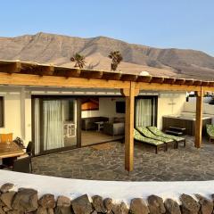 Daidas Beach House - with hot whirlpool in Famara