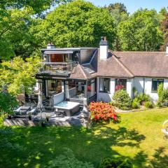 Pass the Keys Acorn Lodge · Luxury Retreat In a Stunning Oasis With Hot Tub