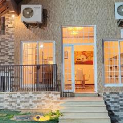 فلة و شاليه واسع بمسبح وثلاث غرف نوم ومجلس شعبي ومجلس مناسبات