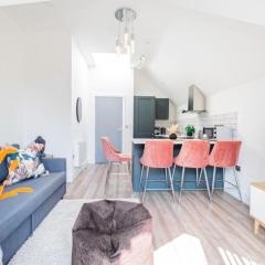 Gorgeous 1-Bedroom Acton Flat with Two Balconies at Acton, Sleeps 4